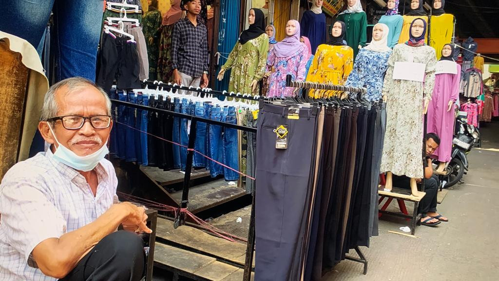 Jelang Lebaran, Sejumlah Pedagang Busana Muslim Masih Berjualan di Pasar Tanah Abang. (Foto: MNC Media)