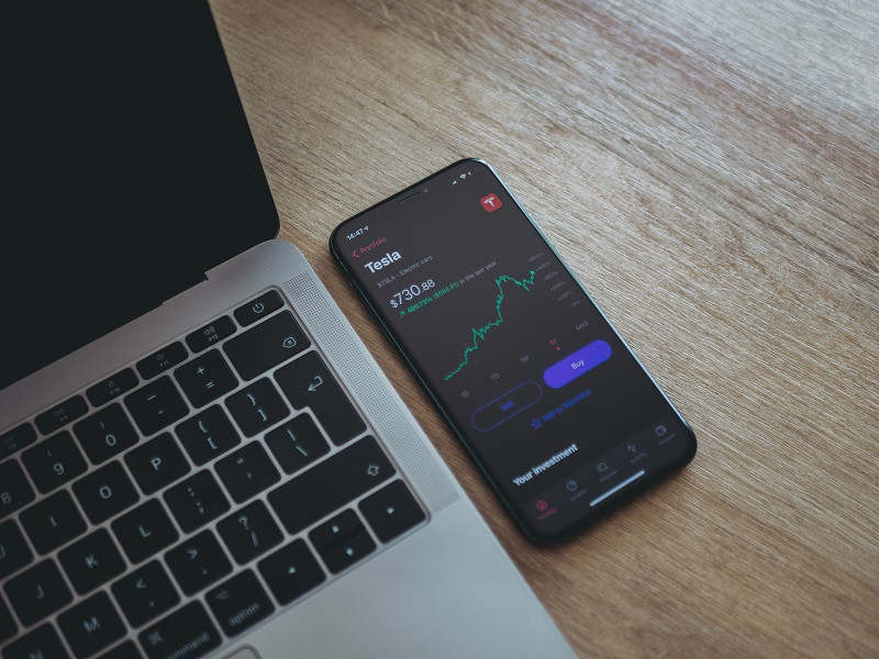 Ilustrasi cara bermain saham yang aman (Photo by Aidan Hancock on Unsplash)