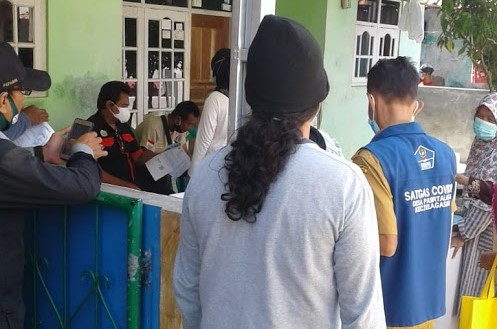 Warga desa Pasirtalaga saat antri menerima BST yang dipotong Rp300 ribu. (Foto: Nila Kusuma)