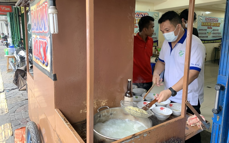 PPKM Dilonggarkan, Pedagang Bakmi Ini Senang Bisa Dapat Pelanggan Lagi. (Foto: MNC Media)