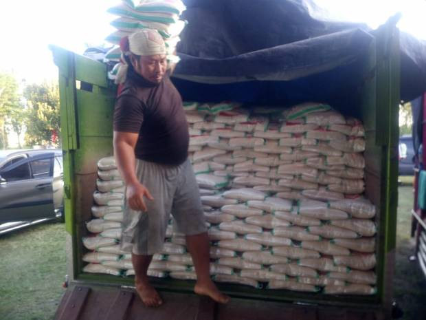 Kemensos ganti 3.000 paket beras yang ditemukan tak layak konsumsi di Bangkalan. (Foto: MNC Media)