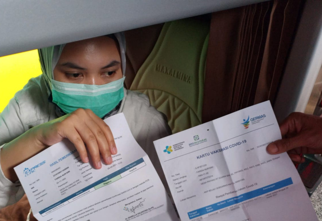 Pengelola Terminal Kalideres, Jakarta Barat mewajibkan seluruh awak bus serta calon penumpang menunjukkan sertifikat vaksin. (Foto: dimas Choirul)