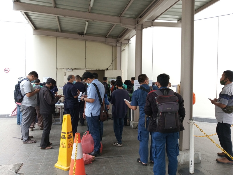 Antre Masuk Mal Wajib Tunjukkan Bukti Vaksin, Warga: Semoga Covid-19 Cepat Hilang Deh. (Foto: MNC Media)