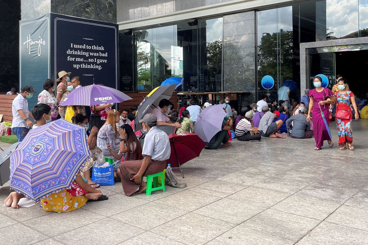 Krisis Ekonomi, Masyarakat Myanmar Ramai-ramai Kuras Tabungannya di Bank (FOTO: Reuters)