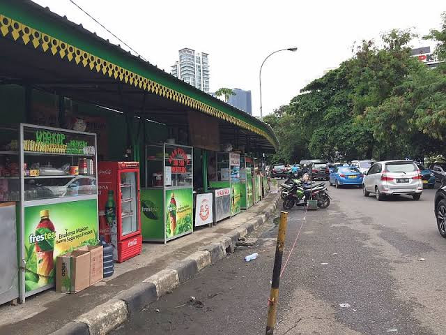 PPKM Level 4 Diperpanjang, Pedagang Rujak: Tidak Ada yang Beli (FOTO:MNC Media)
