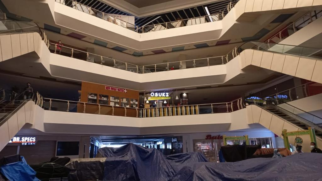 Pada hari kedua perpanjangan PPKM Level 4, suasana salah satu mal di kawasan Depok, Dmall, terpantau sepi di siang hari. (Foto: Shelma Rachmayanti)