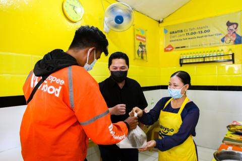 Omzet warteg melalui penjualan online lebih banyak tiga kali lipat dibandingkan konvensional. (Foto: MNC Media)