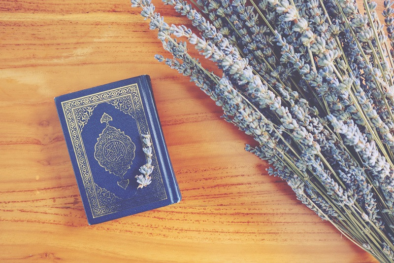 Kemenag Bahas Kerjasama Percetakan Al Quran dengan Abu Dhabi (Ilustrasi Photo by The Dancing Rain on Unsplash)