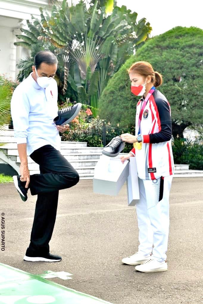 Presiden Joko Widodo (Jokowi) membeli sepatu jenis sneakers dari atlet bulu tangkis Greysia Polii.