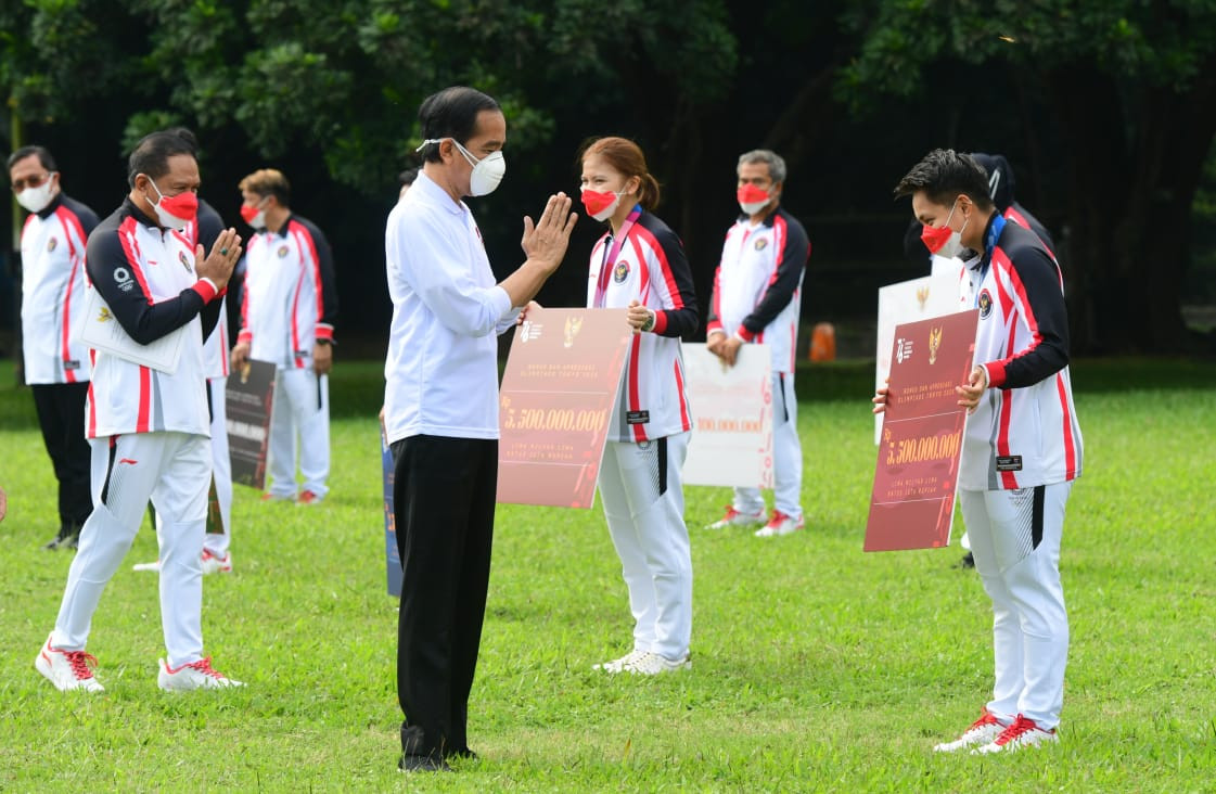 Jokowi Bagikan Bonus untuk Atlet Olimpiade di Istana Bogor, Peraih Emas Dapat Rp5,5 Miliar. (Foto: MNC Media)