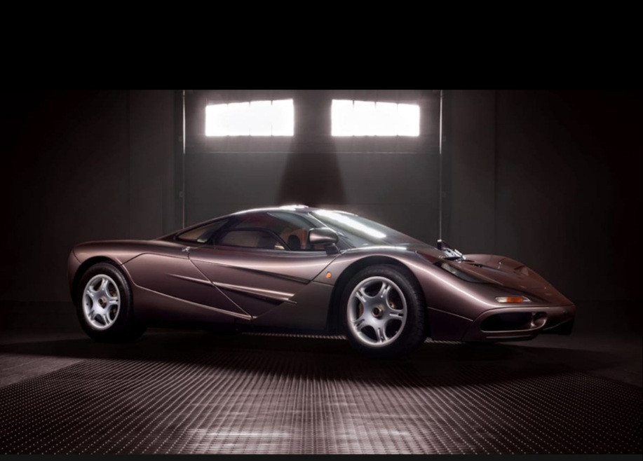 Mobil rakitan Inggris legendaris yaitu McLaren F1 tahun 1995 menduduki posisi teratas sebagai pembuat rekor lelang termahal. (Foto: MNC Media)