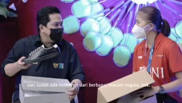 Dapat Hadiah Sneakers dari Greysia Polii, Ini Reaksi Erick Thohir. (Foto: MNC Media)