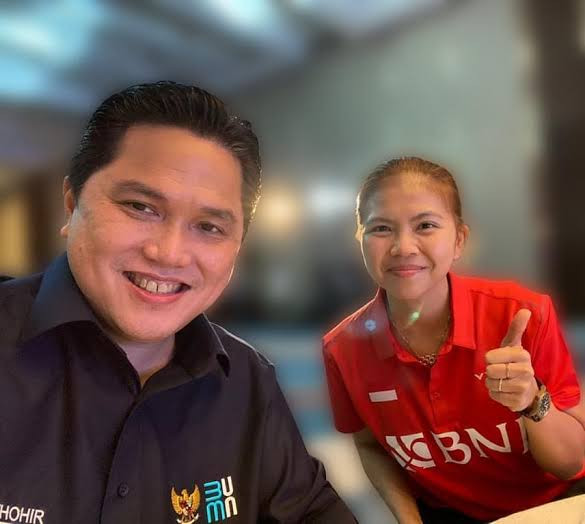 Pamer Sepatu dari Greysia Polii, Erick: Produk Lokal Tak Kalah Saing dengan Asing! (FOTO:MNC Media)