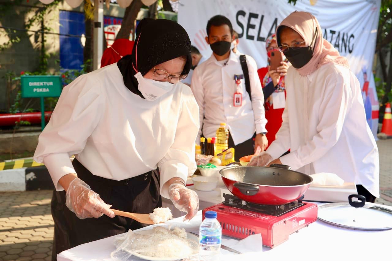 Menteri Sosial Tri Rismaharini menutup kegiatan HUT ke-76 RI Kemensos dengan melakukan lelang nasi goreng. (Foto:  Jonathan Simanjuntak)