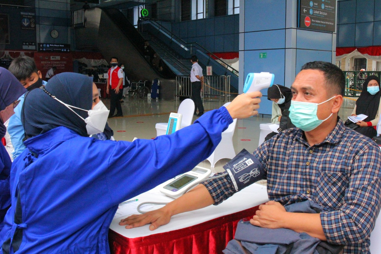 Vaksinasi di stasiun kereta api. (Foto: MNC Media)