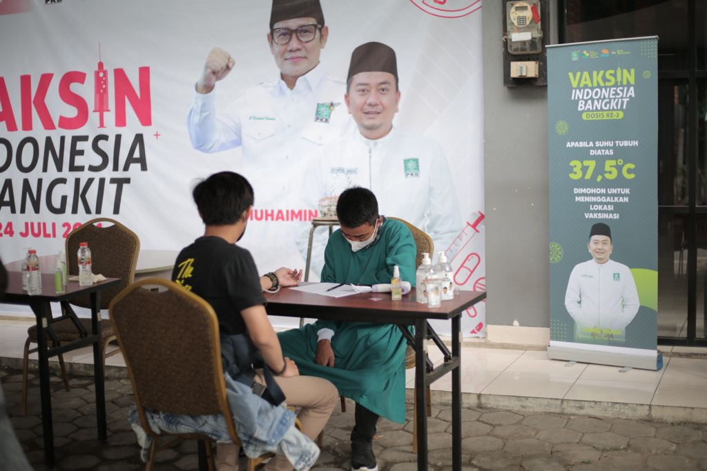 Ikut Vaksinasi Covid, Warga Dapat Hadiah Sembako hingga Kartu e-Toll (FOTO: MNC Media)
