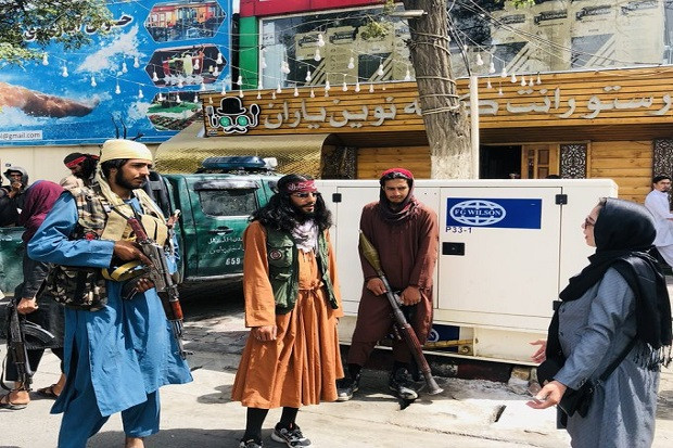 Tampil Trendi, Milisi Taliban Ini Pakai Gaun Gucci Seharga Rp50 Juta. (Foto: MNC Media)