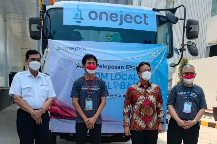 Menko Bidang Kemaritiman dan Investasi, Luhut Binsar Panjaitan dan Menteri Kesehatan (Menkes) Budi Gunadi Sadikin melepas ekspor alat suntik. (Foto: Agung Bakti