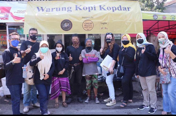 Para pelaku UMKM yang tergabung dalam Komunitas UMKM Alumni Unpad menggelar kegiatan Gerebek Warung di Kota Bandung. (Foto: MNC Media)