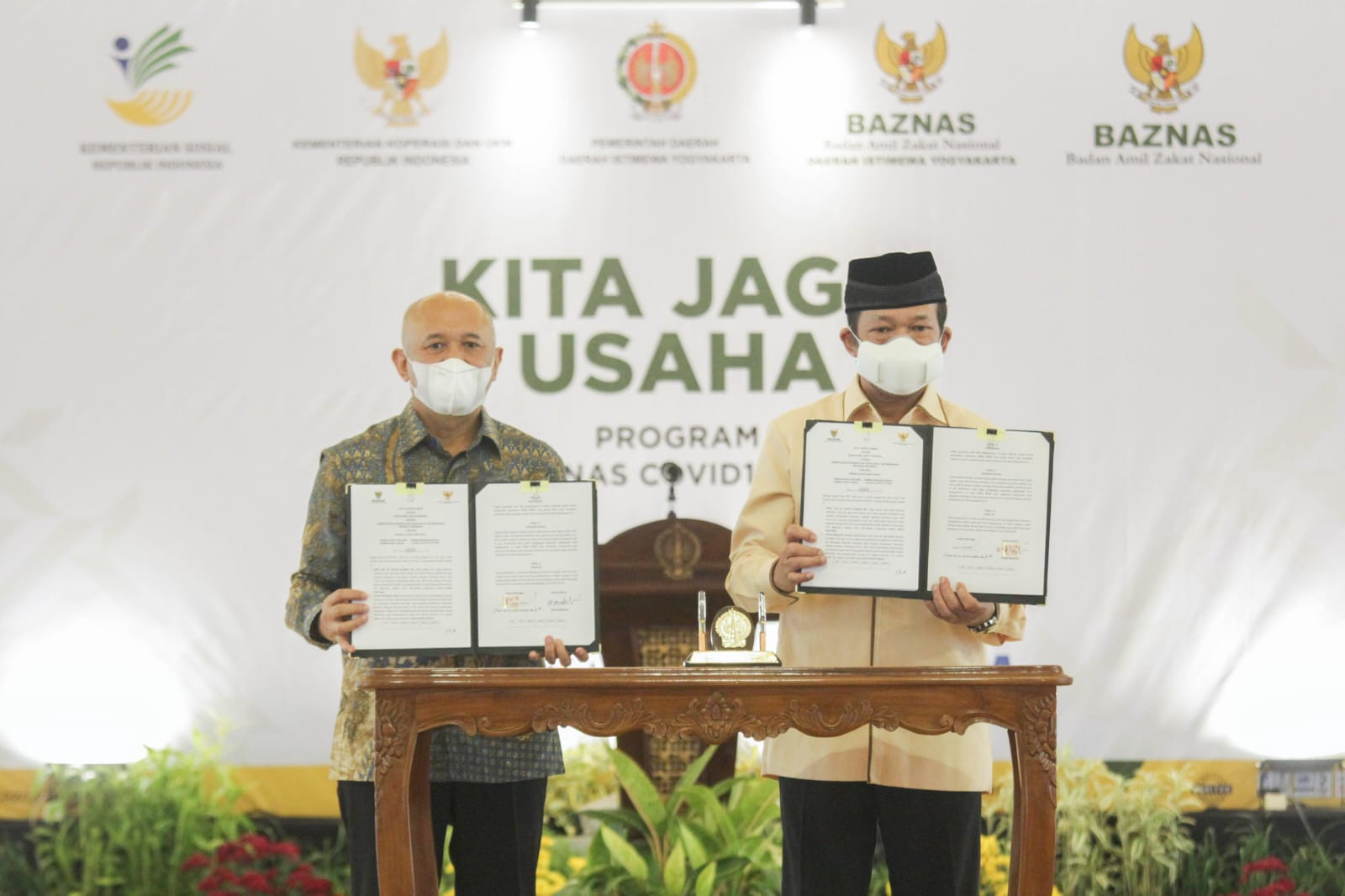 Pemberian bantuan modal usaha ini dalam rangka mendorong UMKM yang terkena dampak akibat pandemi Covid-19 . (Foto: Dok. kemenkopUKM))