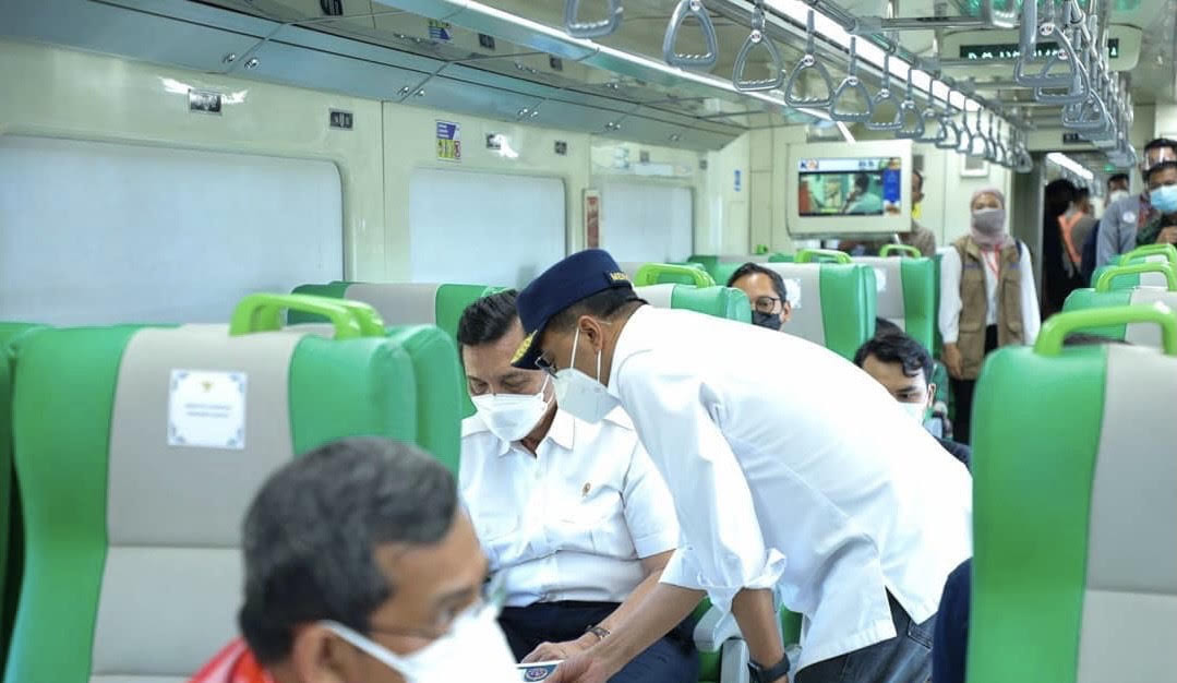 Menteri Koordinator Bidang Kemaritiman dan Investasli Luhut Binsar Pandjaitan menjajal Kereta Bandara Yogyakarta .