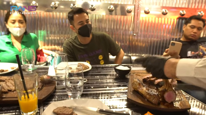 Raffi Ahmad Habiskan Rp145 Juta Buat Traktir 70 Orang Anggota Klub Sepakbola Turki. (Foto: YouTube/Rans Entertainment)