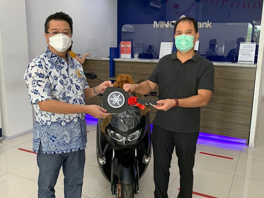MNC Bank serahkan satu unit sepeda motor kepada pemenang undian Tabungan Dahsyat Arisan (MNC Bank)