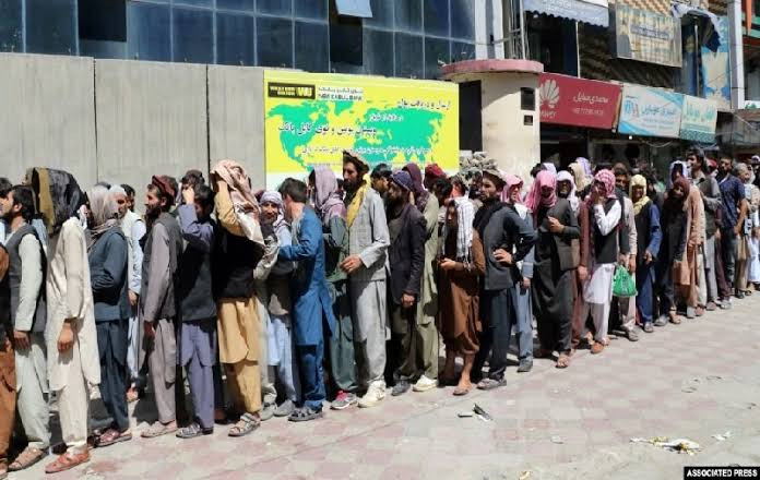 Bank Afghanistan Kembali Dibuka, Warga Rela Antre Panjang untuk Tarik Tunai (FOTO:MNC Media)