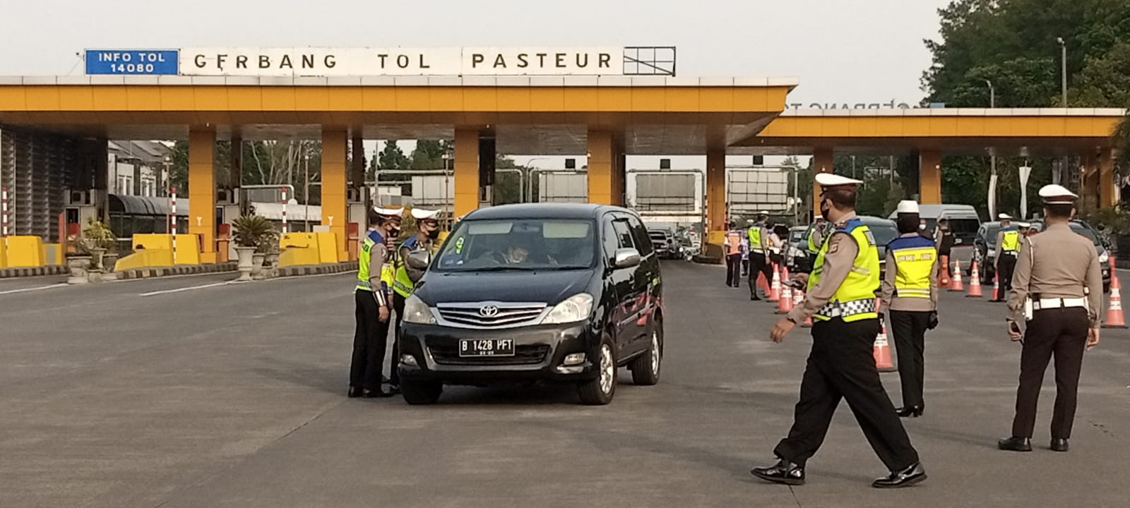 Petugas Kota Bandung mulai melakukan pengaturan kendaraan di hari pertama penerapan sistem ganjil genap. (Foto: MNC Media)