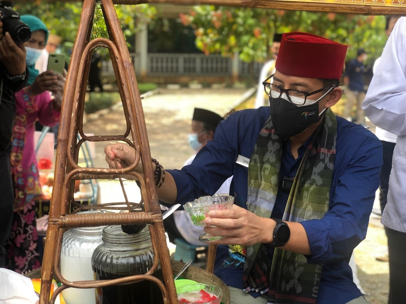 Menparekraf Sandiaga Uno menilai bahwa Perkampungan Budaya Betawi Setu Babakan Jakarta mampu menggerakan perekonomian masyarakat sekitar. (Foto: Sukardi)