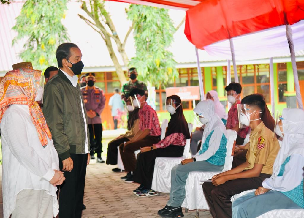 Presiden Jokowi mengawali kunjungan kerjanya di Provinsi Sulawesi Selatan dengan meninjau kegiatan vaksinasi bagi pelajar. (Foto: MNC Media)