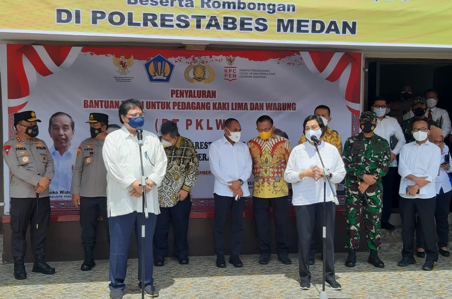 Polisi TNI Salurkan BLT ke PKL dan Warteg, Ini Penjelasan Menkeu (FOTO: MNC Media)