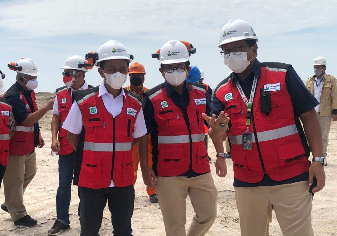 Menteri Investasi Bahlil Lahadalia didampingi  meninjau pembangunan pabrik Soda Ash, Jumat (10/9/2021). (Foto: Ashadi Iksan)