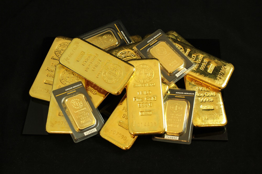 Harga emas hari ini di perdagangan akhir pekan tidak mengalami perubahan alias stagnan.
