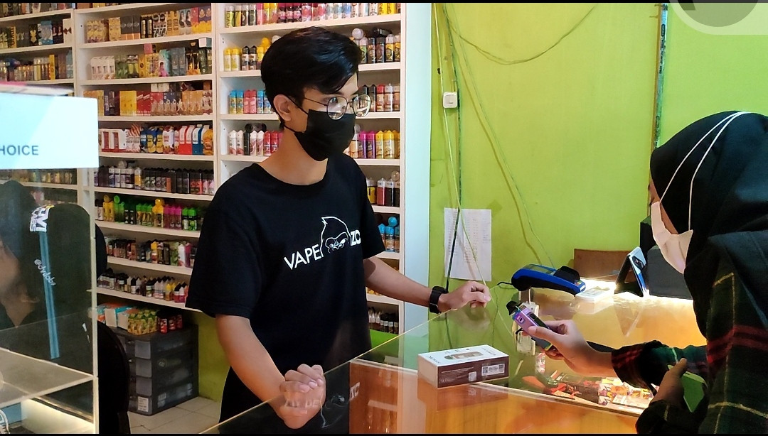 Anak Muda Gemar Vape, Penerimaan Cukai DKI Jakarta Mayoritas Disumbang Perokok Elektrik. (Foto: MNC Media)