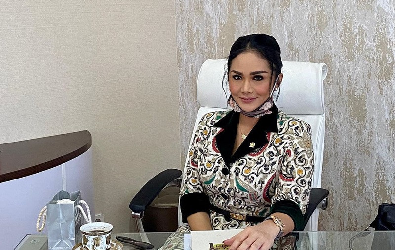 Berpenghasilan Rp75 Juta Sebulan di DPR, Ini Pembelaan Krisdayanti. (Foto: MNC Media)