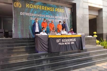 Polisi menangkap tiga orang sindikat skimming ATM nasabah Bank BUMN hingga mencapai Rp17 miliar. (Foto: MNC Media)