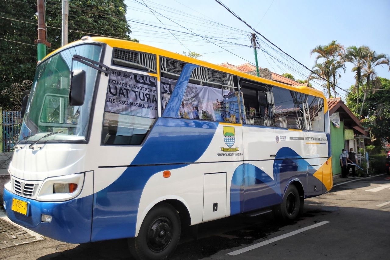 Pemerintah Kota (Pemkot) Bandung menghibahkan sebuah bus bekas Trans Metro Bandung (TMB) kepada Yayasan Daarut Tauhiid . (Foto: MNC Media)