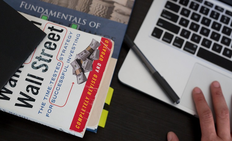Hai Investor! Cek Rekomendasi Buku Belajar Trading dari Warren Buffet. (Foto: Rekomendasi Buku Belajar Trading )