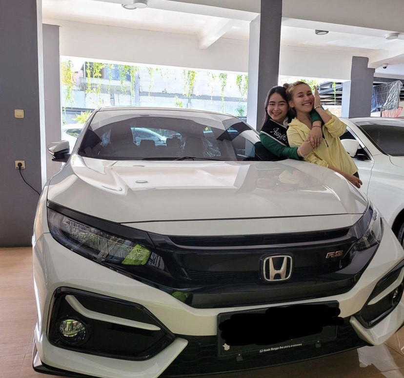 Sang Adik Lulus Kuliah, Ayu Ting Ting Beri Hadiah Mobil Seharga Fantastis (FOTO:Dok IG mom_ayting92_)