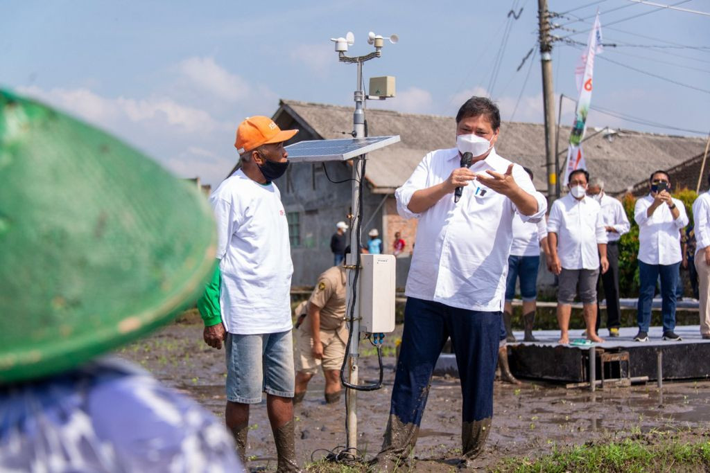 Menyatu dengan Rakyat, Ini Potret Airlangga Temui Petani Hingga Celana Penuh Lumpur. (Foto: MNC Media)