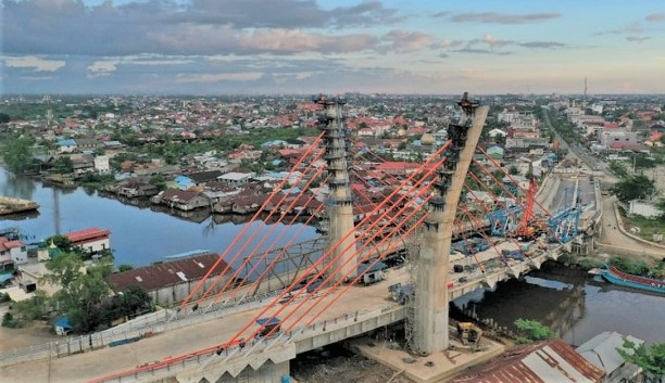 Presiden Joko Widodo (Jokowi) meminta agar jembatan Sei Alalak yang terletak di Provinsi Kalimantan Selatan segera dibuka. (Foto: Dokumen PUPR)