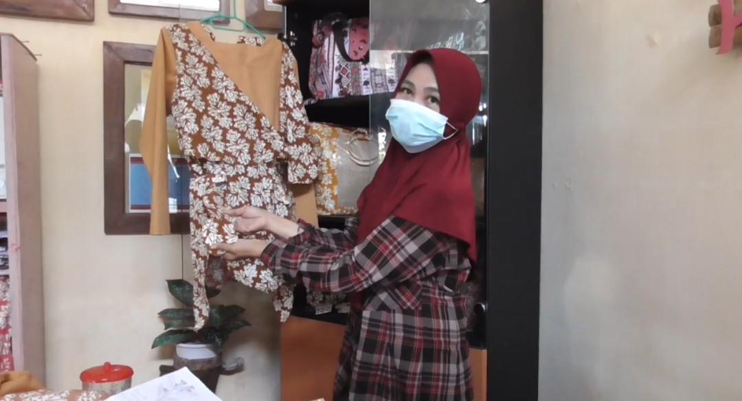 Mariani montu membuat  baju dan tas berbahan batik khas Manado dengan kain motif cengkih, pelepah pisang dan anyaman pandan.  (Foto: MNC Media)