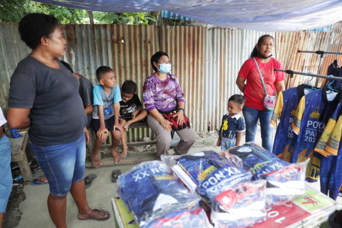 Imbas PON, Pedagang Baju dan Sepatu di Papua Raup Untung hingga Rp1 Juta. (Foto: MNC Media)