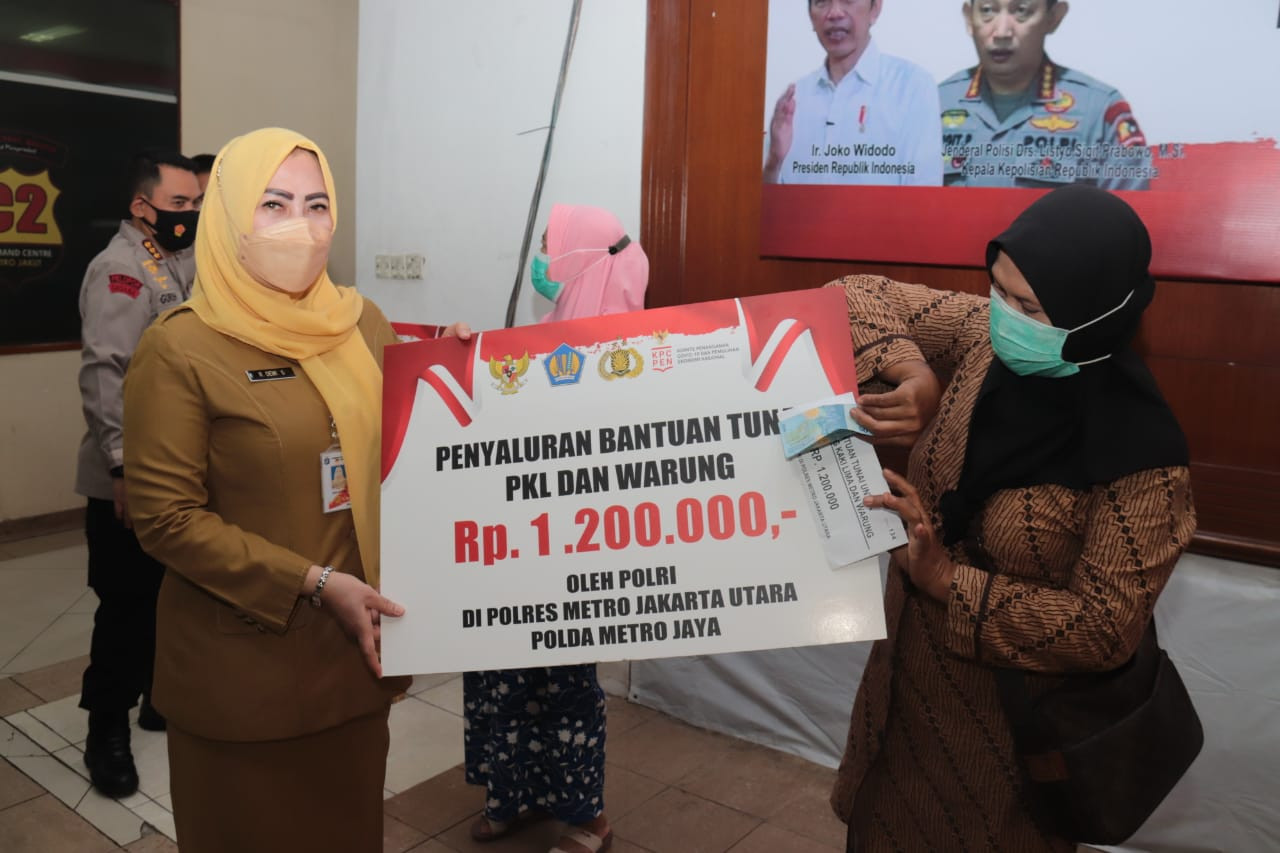 Dukung PKL dan Pemilik Warung, Forkopimko Jakut Salurkan Bantuan Tunai Rp1,2 jutaÂ  (Dok.MNC Media)