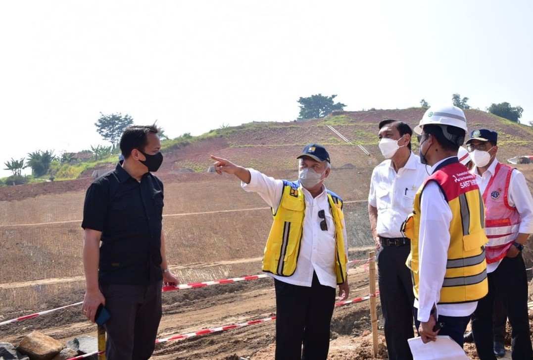 Menko Marves Luhut Pandjaitan dan Menteri PUPR Basuki Hadimuljono meninjau proyek tol Cisumdawu. (Foto: Kementerian PUPR)