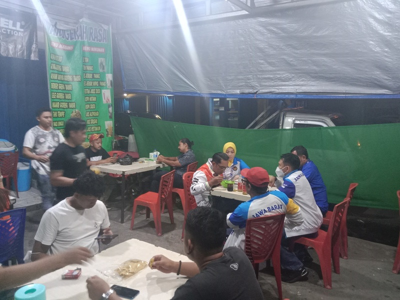 Sambil Makan Lele di Kaki Lima, Ridwan Kamil Ungkap Target Tim Jabar di PON XX PapuaÂ  (Dok.Ist)