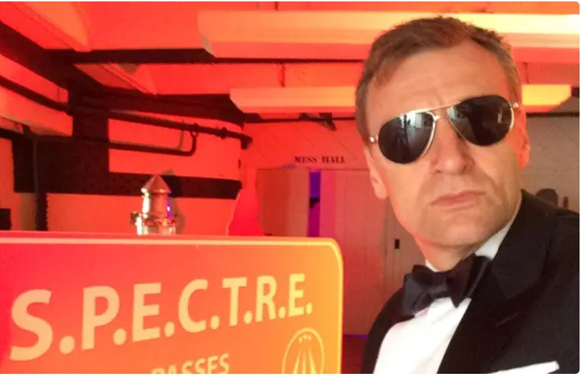 Steve Wright alias James Bond kw