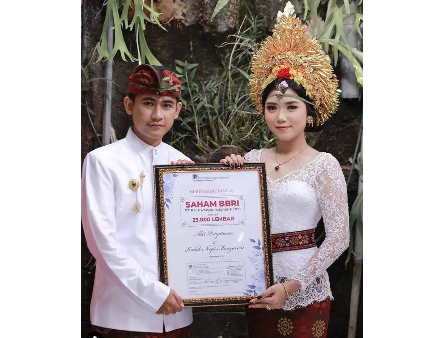 Alit Prajatama, pria asal Bali yang menikahi kekasihnya, Kadek Nopi Margareni dengan mas kawin berupa 25 ribu saham bank BRI (BBRI).Â 