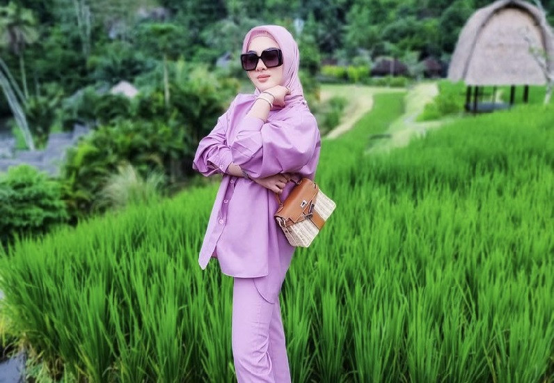 Mejeng di Pinggir Sawah, Harga Outfit Syahrini Lebih dari Rp1 Miliar!